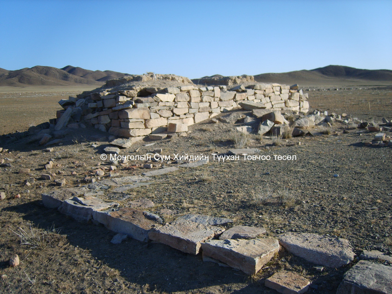 Зүүн дуганы суурийн арын 2 суварганы суурь